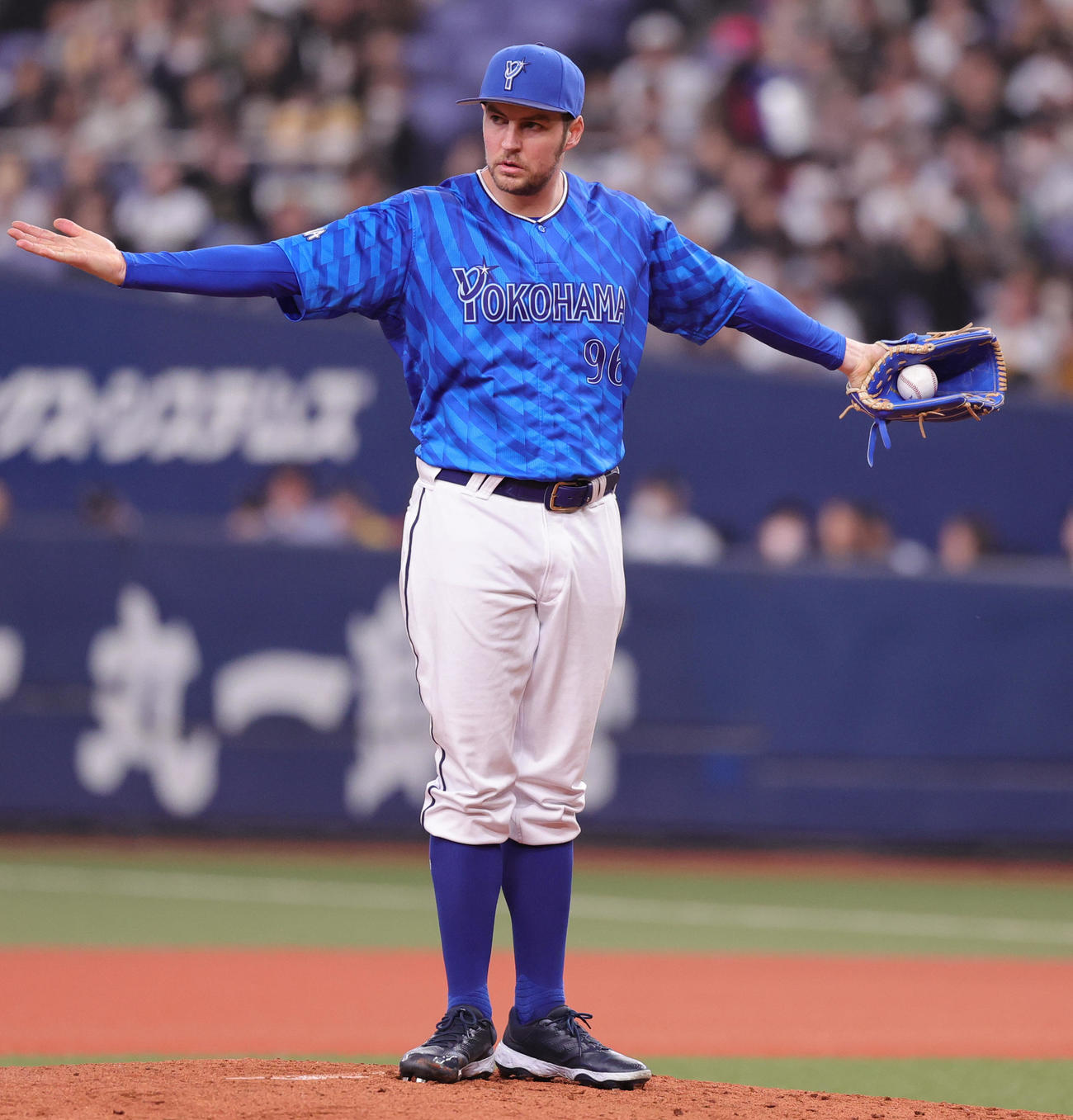 オリックス対DeNA 2回裏オリックス2死、ボーク後の初球で投球動作に入るDeNAバウアー（撮影・野上伸悟）