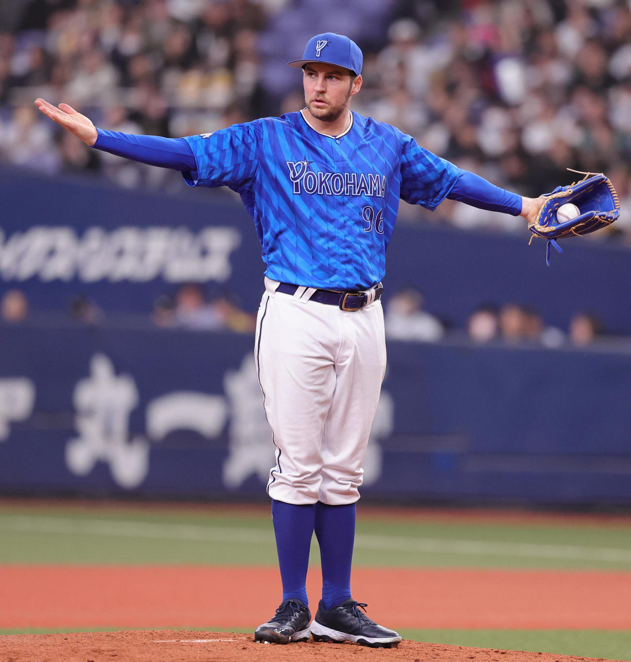 オリックス対DeNA 2回裏オリックス2死、ボーク後の初球で投球動作に入るDeNAバウアー（撮影・野上伸悟）
