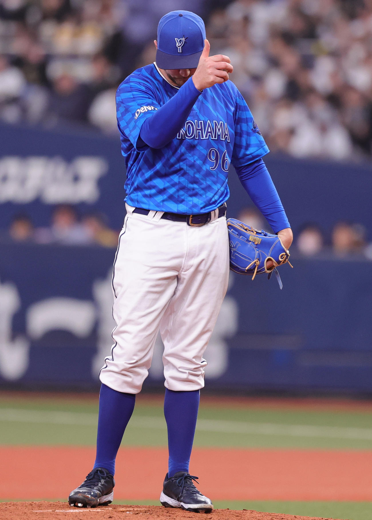 オリックス対DeNA 2回裏オリックス2死、ボーク後の初球で投球動作に入るDeNAバウアー（撮影・野上伸悟）