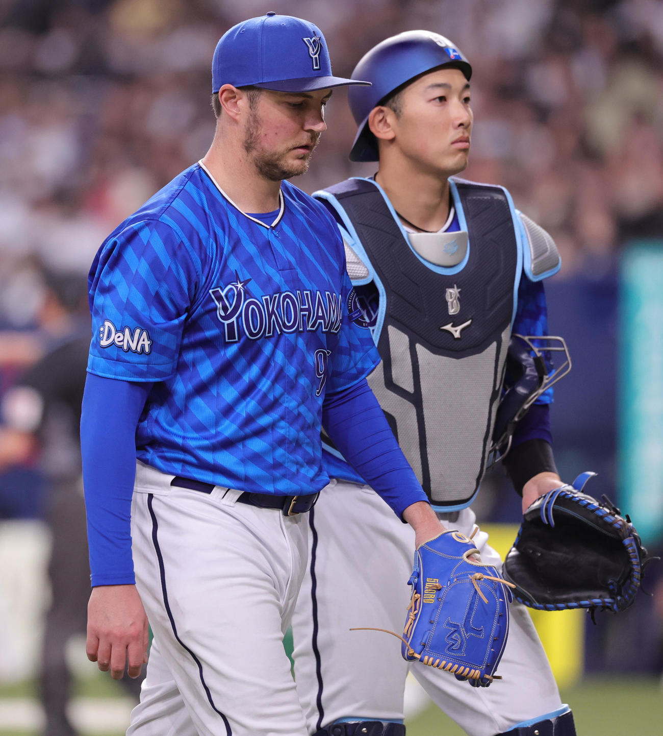 オリックス対DeNA 2回裏を終えベンチに戻るDeNAバウアー。右は山本（撮影・野上伸悟）