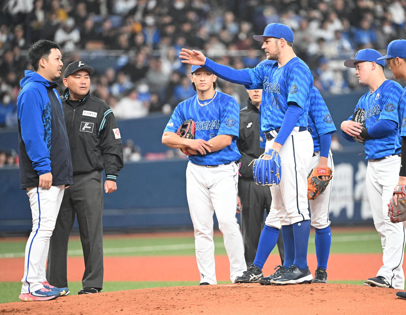 オリックス対DeNA 2回裏オリックス2死三塁、投球動作を変更したとしてボークを取られたバウアー（撮影・和賀正仁）
