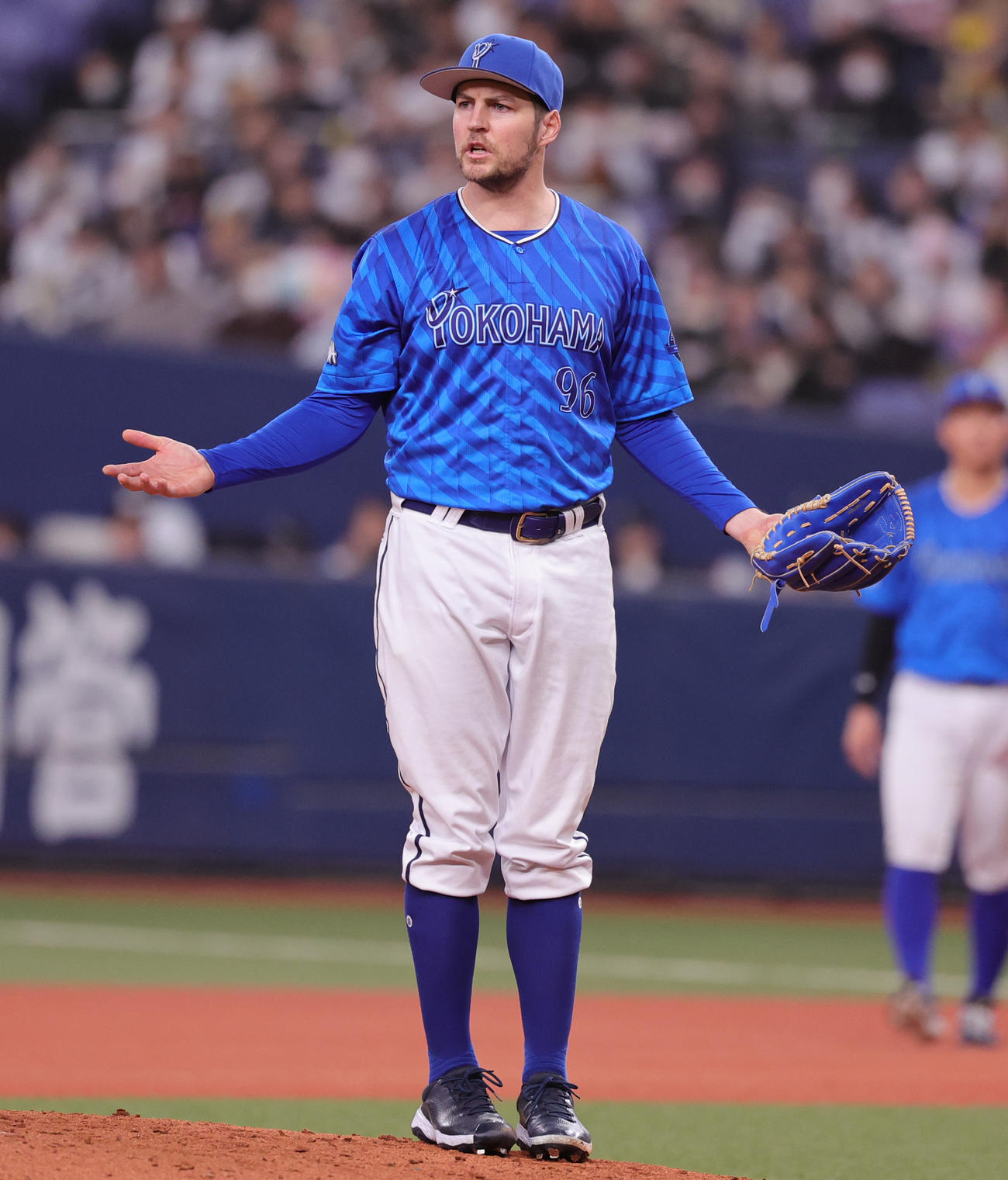 オリックス対DeNA 2回裏オリックス2死、ボークの判定に不満を示すDeNAバウアー（撮影・野上伸悟）