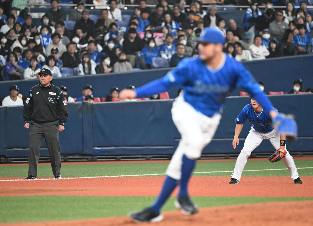 オリックス対DeNA 2回裏オリックス2死三塁、バウアーのボークを指摘した福家責任審判（撮影・和賀正仁）