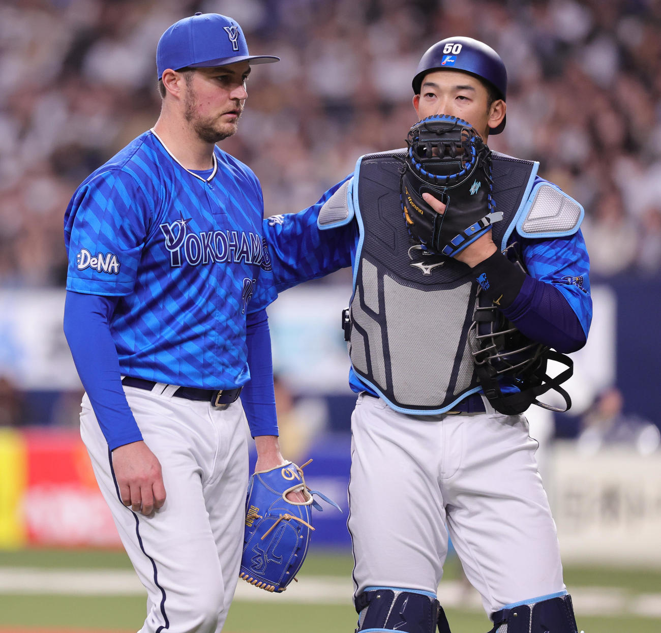 オリックス対DeNA 2回裏を終えベンチに戻るDeNAバウアー。右は山本（撮影・野上伸悟）