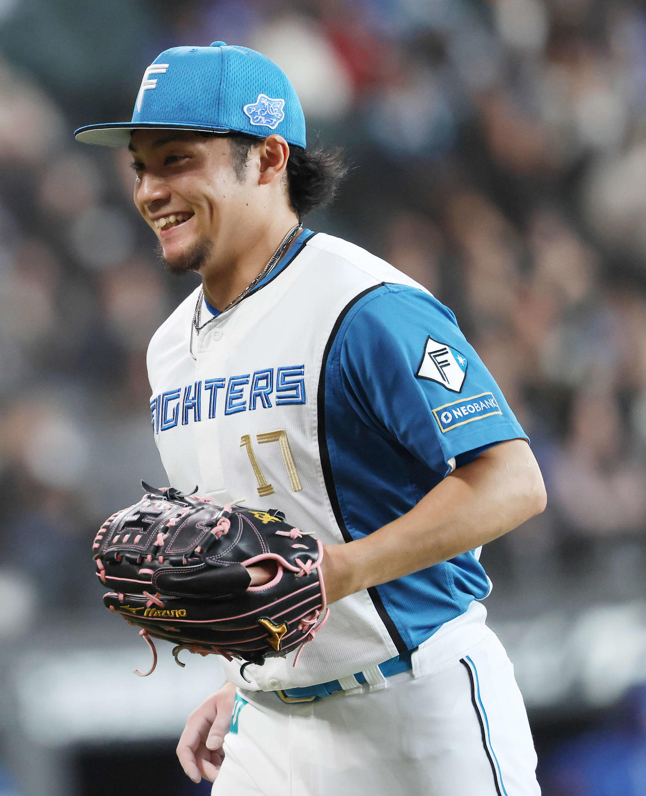 日本ハム対中日　7回表を抑え笑顔でベンチに戻る伊藤（撮影・河田真司）