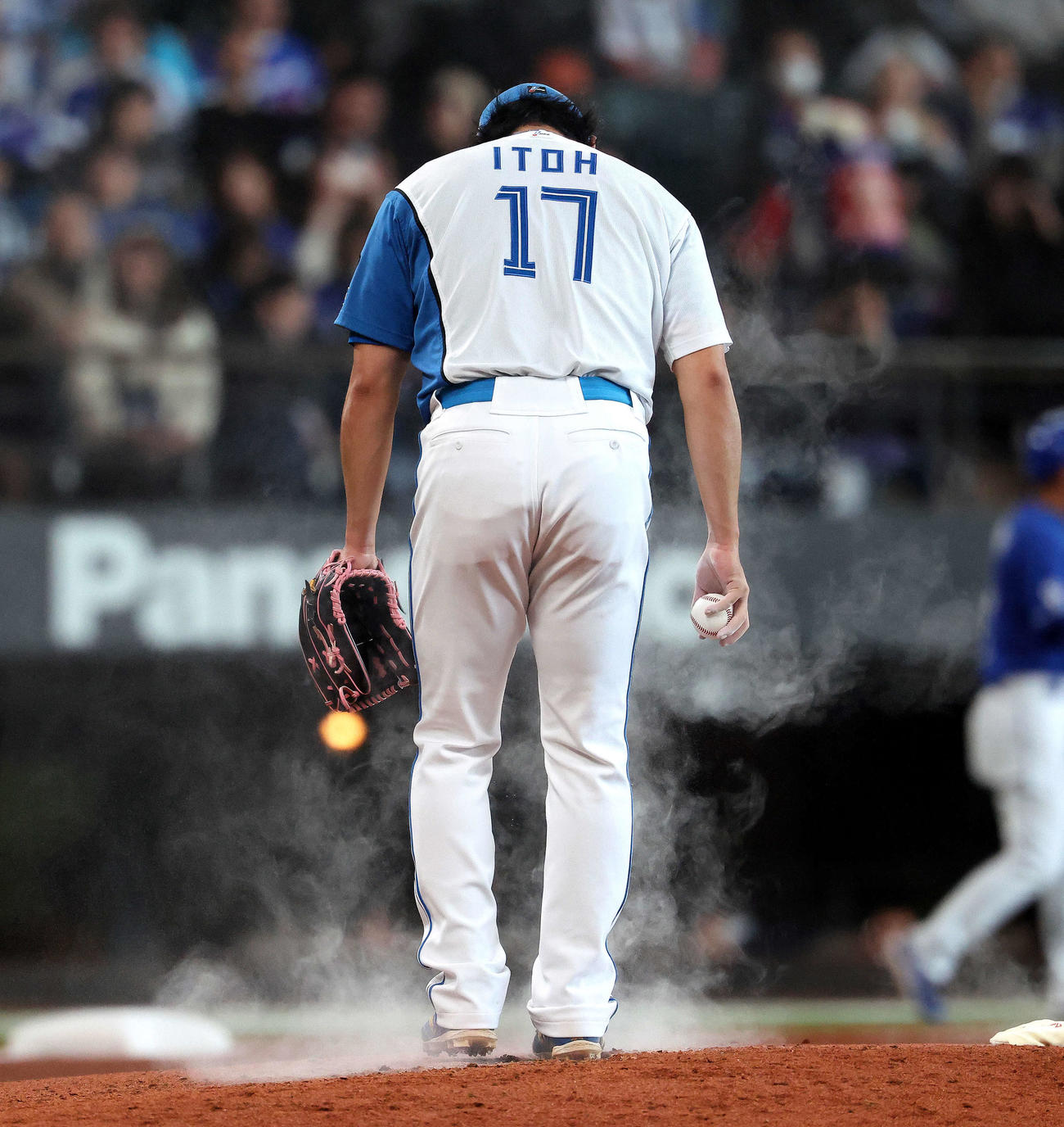 日本ハム対中日　6回表、日本ハム3番手でマウンドに上がる伊藤（撮影・河田真司）
