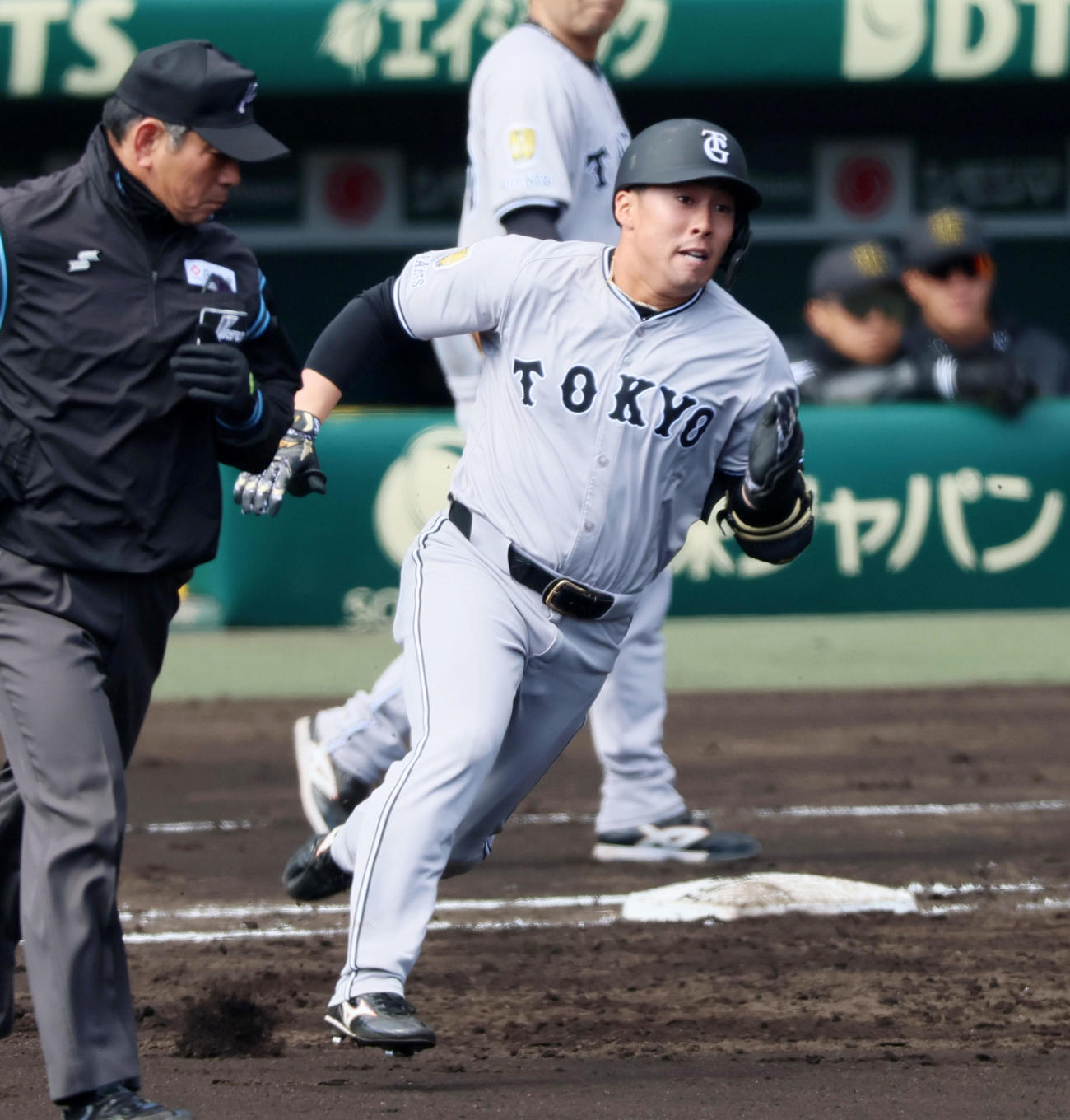 阪神対巨人　3回表巨人2死一塁、浅野は左越え適時適時二塁打を放つ（撮影・加藤哉）
