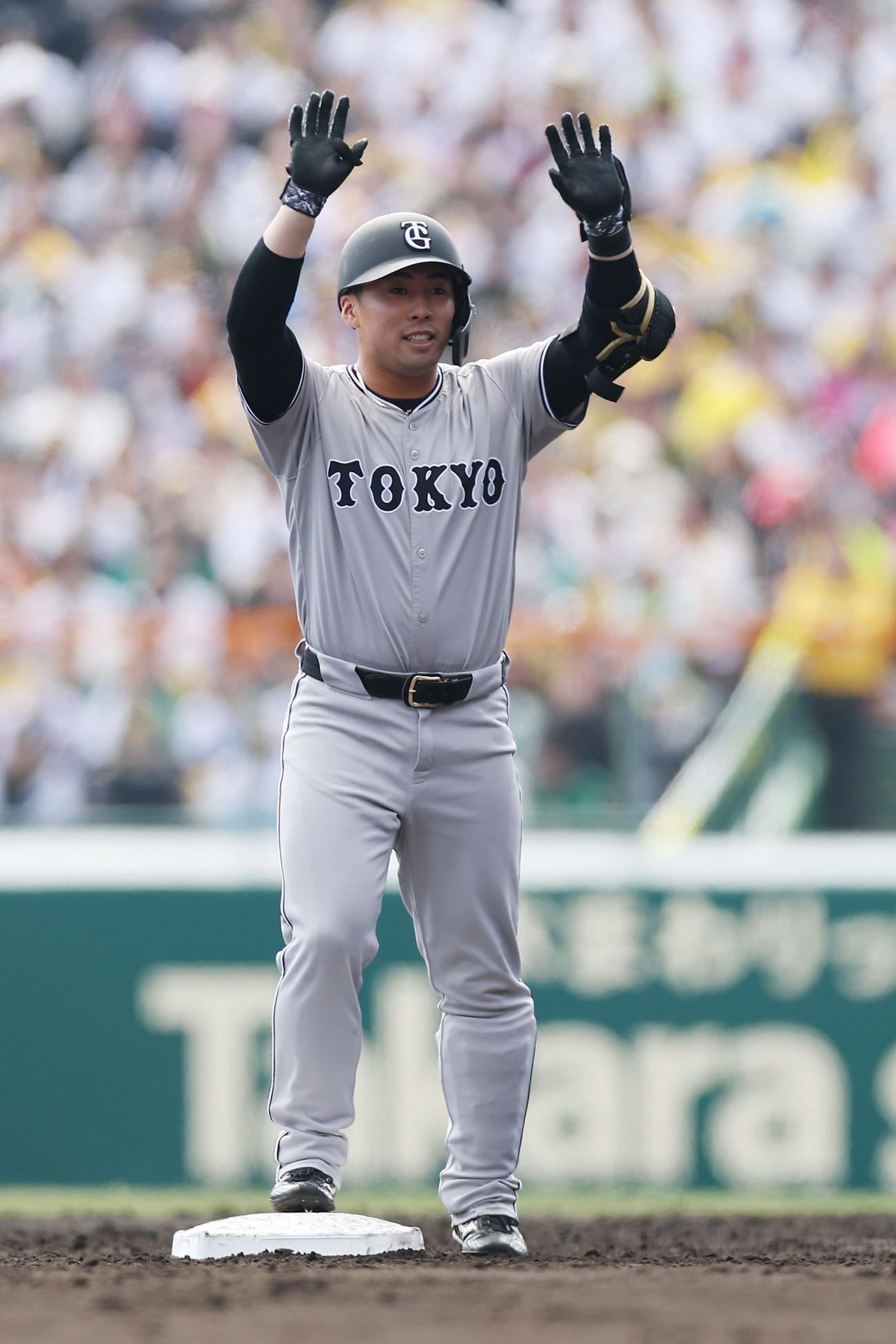 阪神対巨人　3回表巨人2死一塁、左中間へ適時二塁打を放った浅野（撮影・前田充）