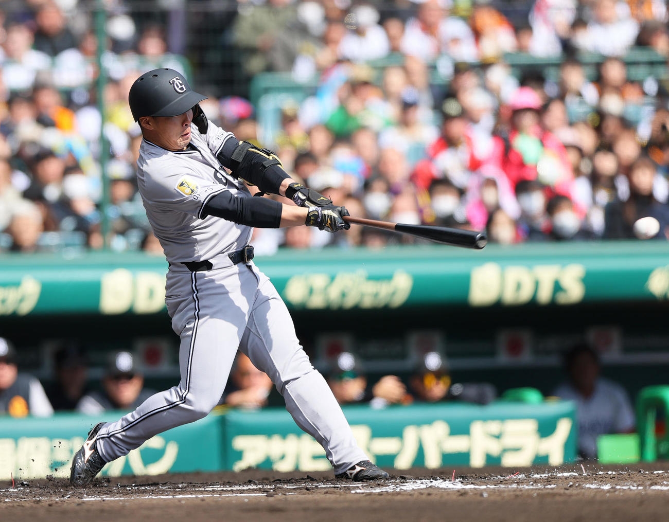 オープン戦・阪神対巨人　1回表巨人2死一、三塁、浅野は左前適時打を放つ（撮影・上山淳一）