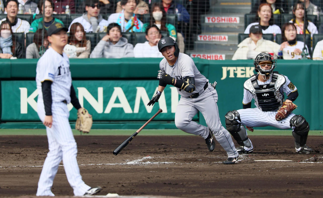 阪神対巨人　3回表巨人2死一塁、浅野は左越え適時適時二塁打を放つ。投手西勇（撮影・加藤哉）