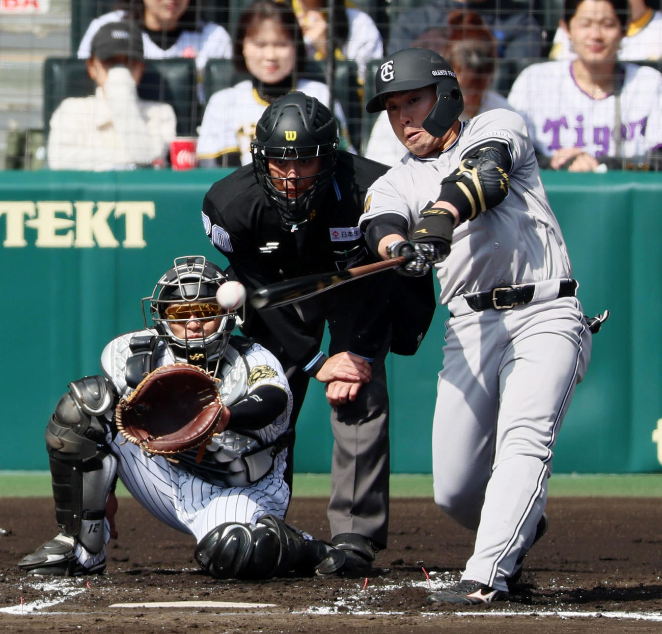 阪神対巨人　1回表巨人2死一、三塁、浅野は適時打を放つ（撮影・加藤哉）