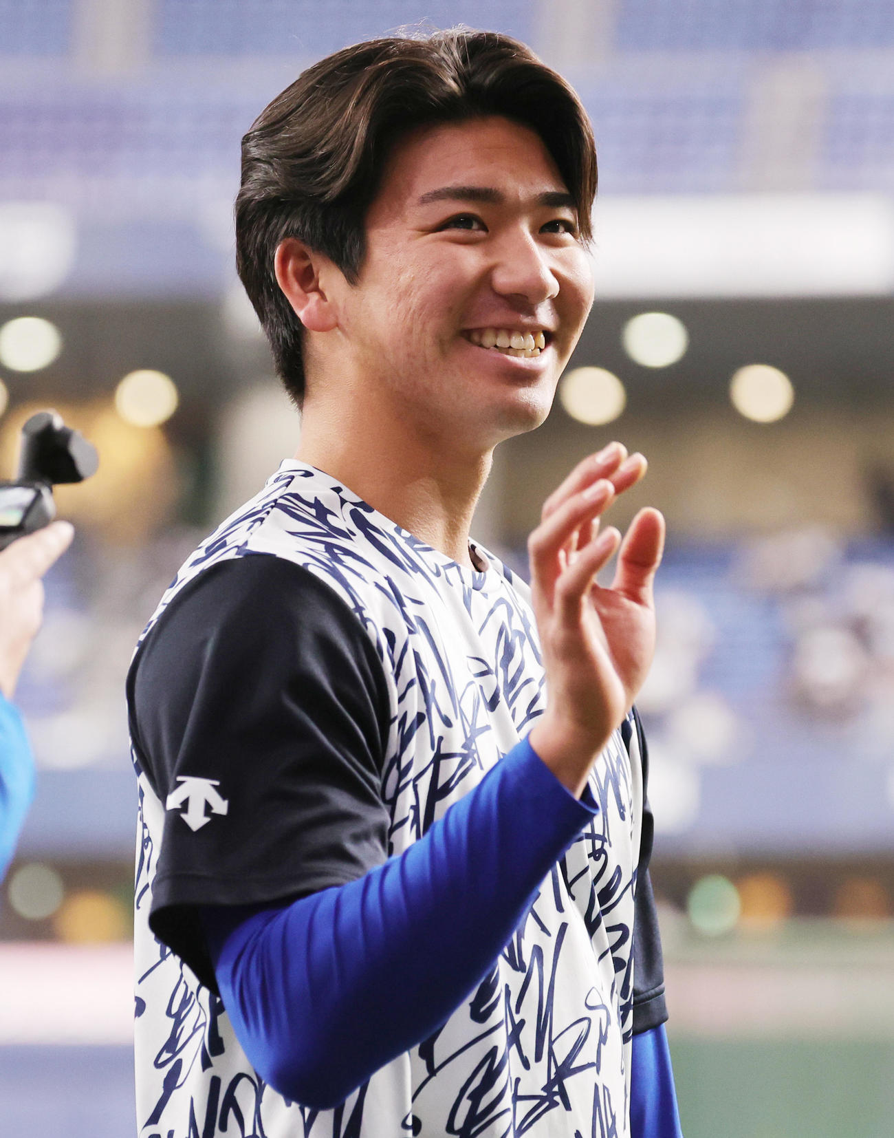 オリックス対DeNA　ファンに手を振るDeNA篠木（撮影・野上伸悟）