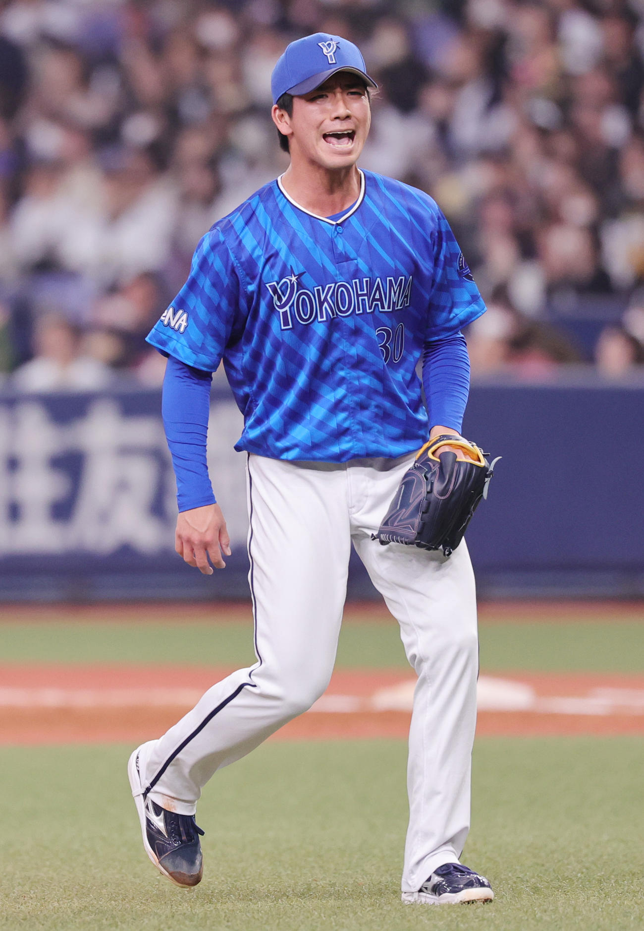 オリックス対DeNA 8回裏を無失点で終えほえるDeNA篠木（撮影・野上伸悟）