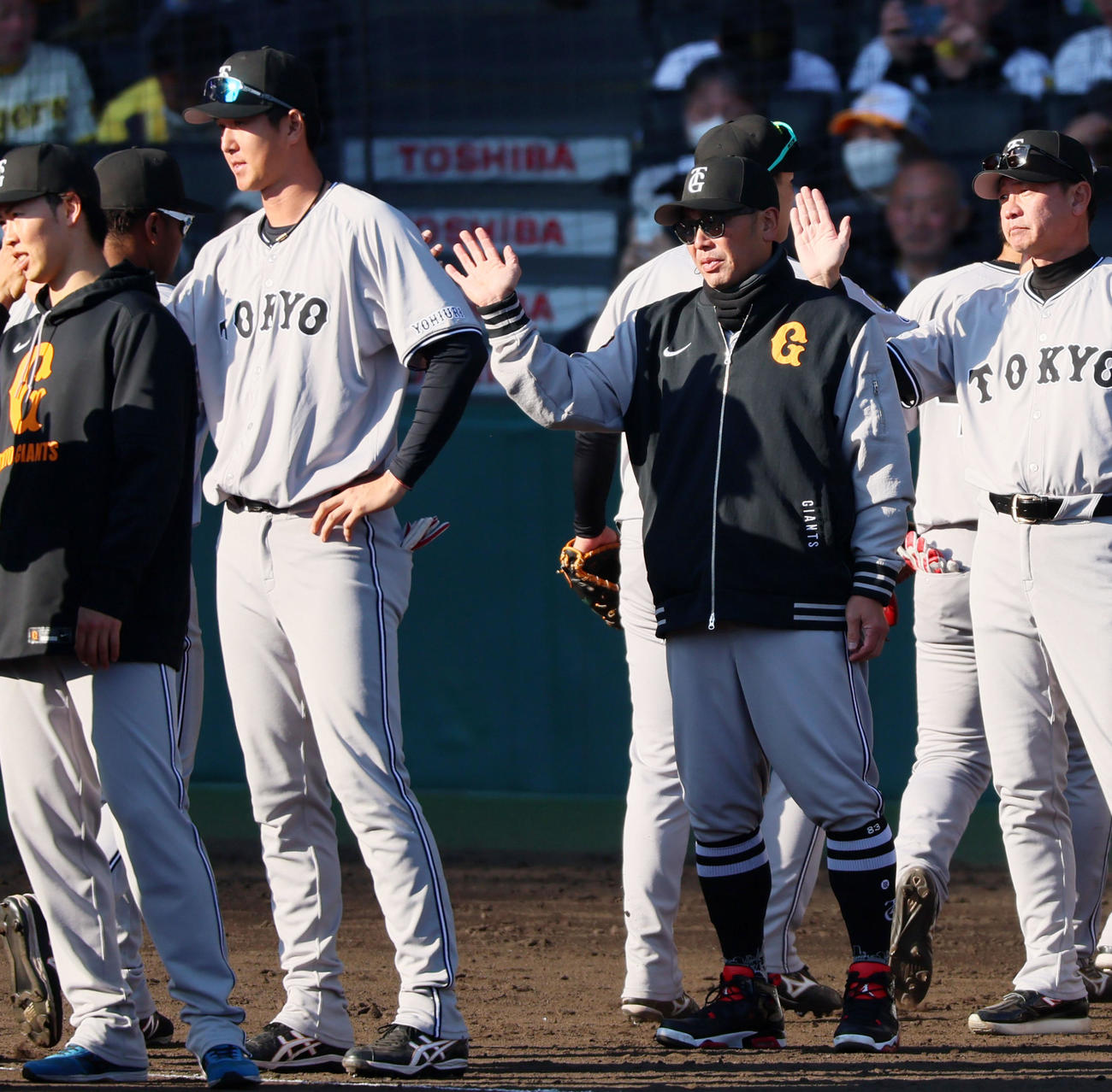 阪神対巨人　阪神に勝利しナインを迎える阿部監督（撮影・加藤哉）