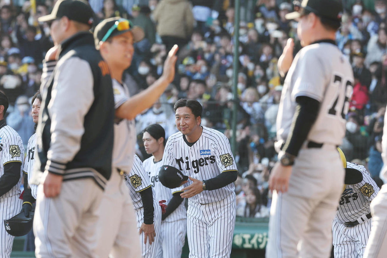 阪神対巨人　巨人に敗れ、スタンドのファンにあいさつする阪神藤川監督（中央）ら（撮影・前田充）