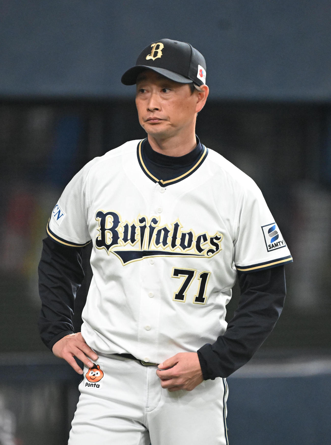 オリックス対DeNA 6回を終え選手の交代を告げるオリックス岸田監督（撮影・和賀正仁）