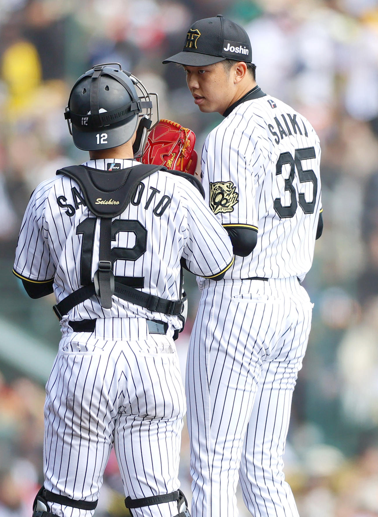 オープン戦・阪神対巨人　4回表のマウンドに上がった阪神才木（右）は捕手坂本の話を聞く（撮影・上山淳一）