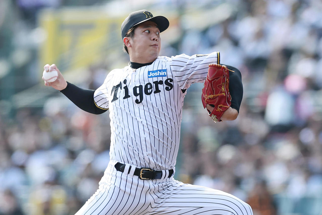 阪神対巨人　阪神3番手で登板する才木（撮影・前田充）