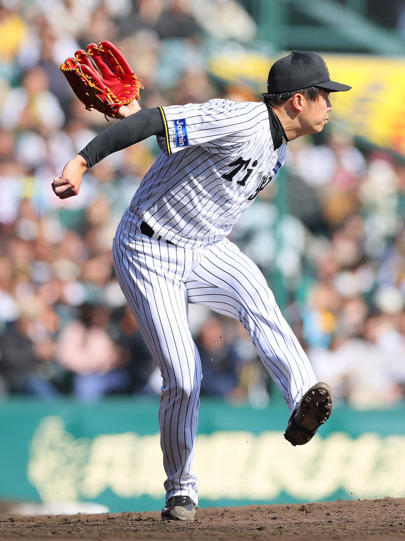 オープン戦・阪神対巨人　5回表巨人2死、才木はオコエの打球にグラブ出すが中前打となる（撮影・上山淳一）