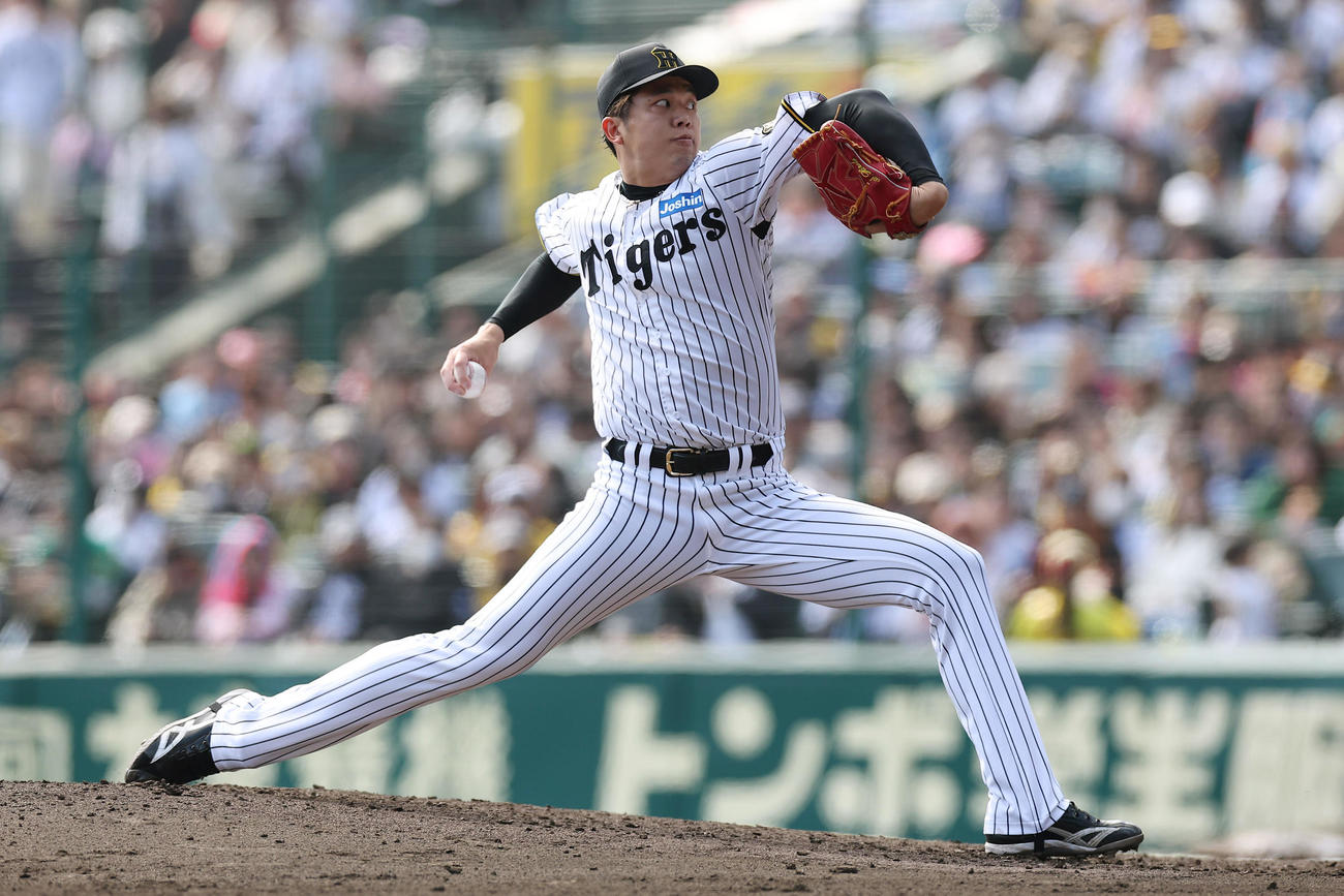 阪神対巨人　阪神3番手で登板する才木（撮影・前田充）