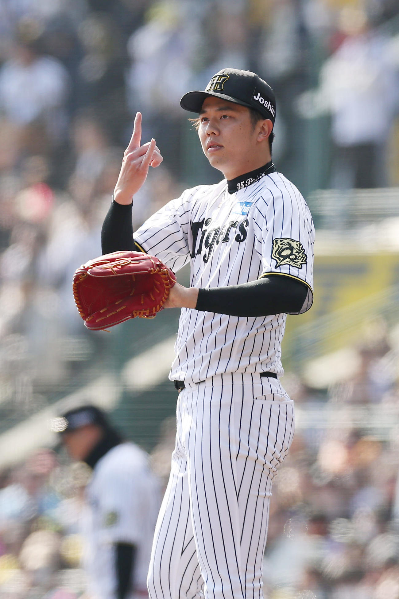 阪神対巨人　4回表巨人1死、代打岡本を空振り三振に仕留めた才木（撮影・前田充）