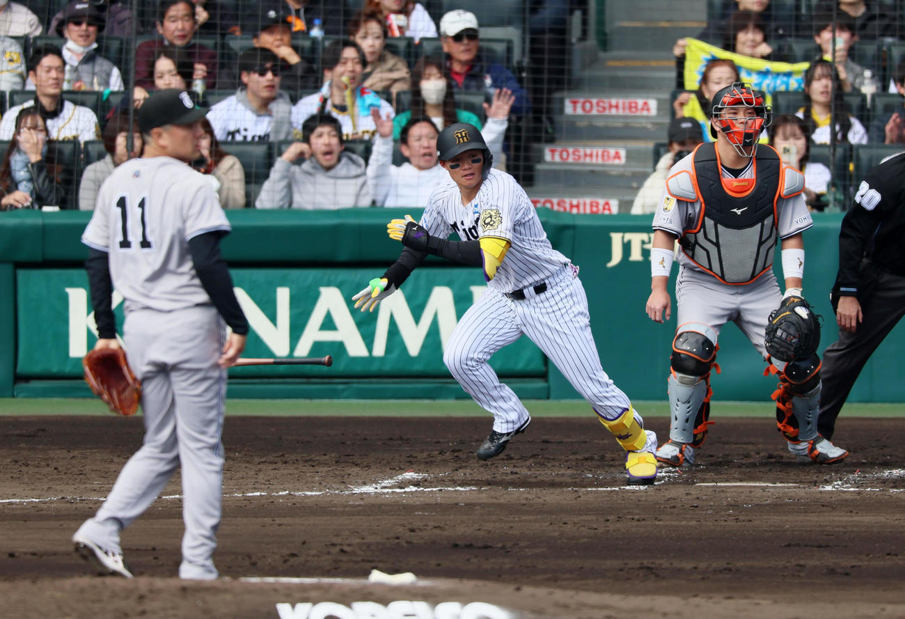阪神対巨人　2回裏阪神無死、森下は左前打を放つ。投手田中将（撮影・加藤哉）