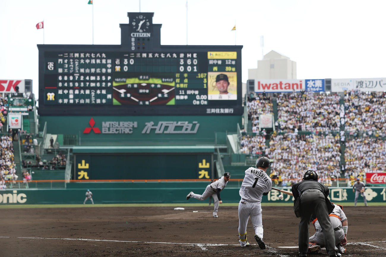 阪神対巨人　2回裏阪神無死、左前打を放つ森下。投手田中将（撮影・前田充）