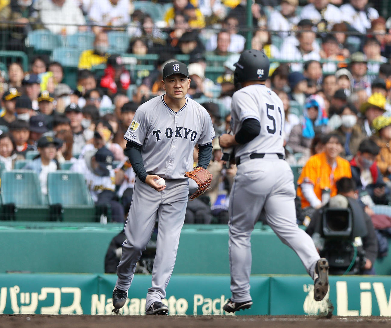 オープン戦・阪神対巨人　巨人先発の田中将（左）は甲子園球場のマウンドに向かう（撮影・上山淳一）