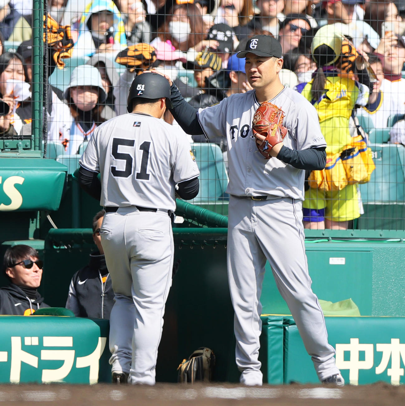 阪神対巨人　3回表巨人2死一、二塁、田中将（右）は荒巻の右2点適時二塁打で生還した浅野を笑顔で出迎える（撮影・上山淳一）