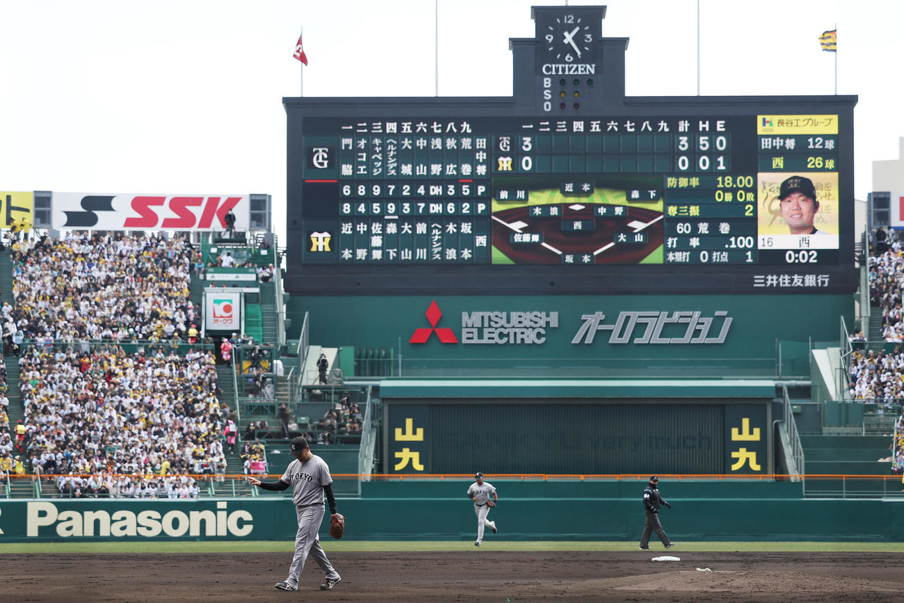 阪神対巨人　1回裏の阪神打線を3者凡退に抑え、ベンチへ戻る巨人先発の田中将（手前）（撮影・前田充）