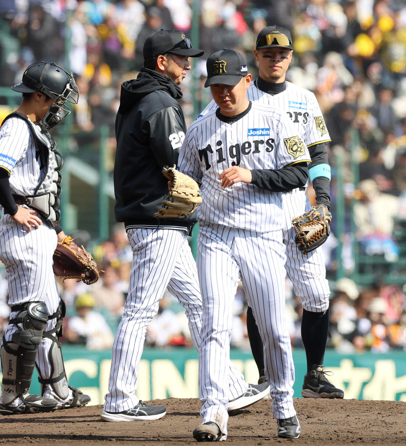 阪神対巨人　3回表巨人2死一、三塁、藤川監督（左から2人目）は西勇（手前）を交代させる（撮影・上山淳一）
