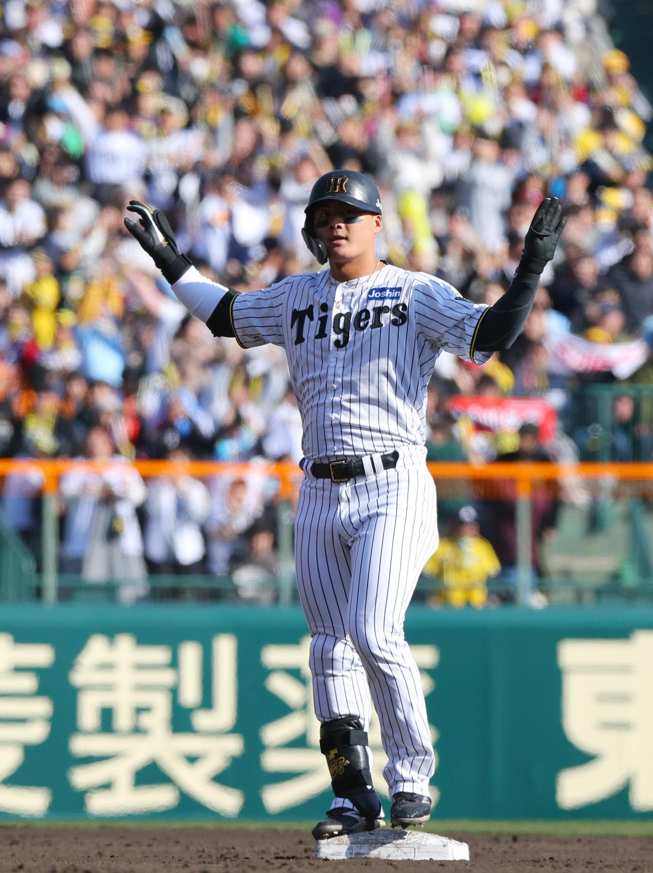 オープン戦・阪神対巨人　7回裏阪神無死、前川右京は右前打と右翼手ファンブルで二塁に進み二塁でポーズする（撮影・上山淳一）