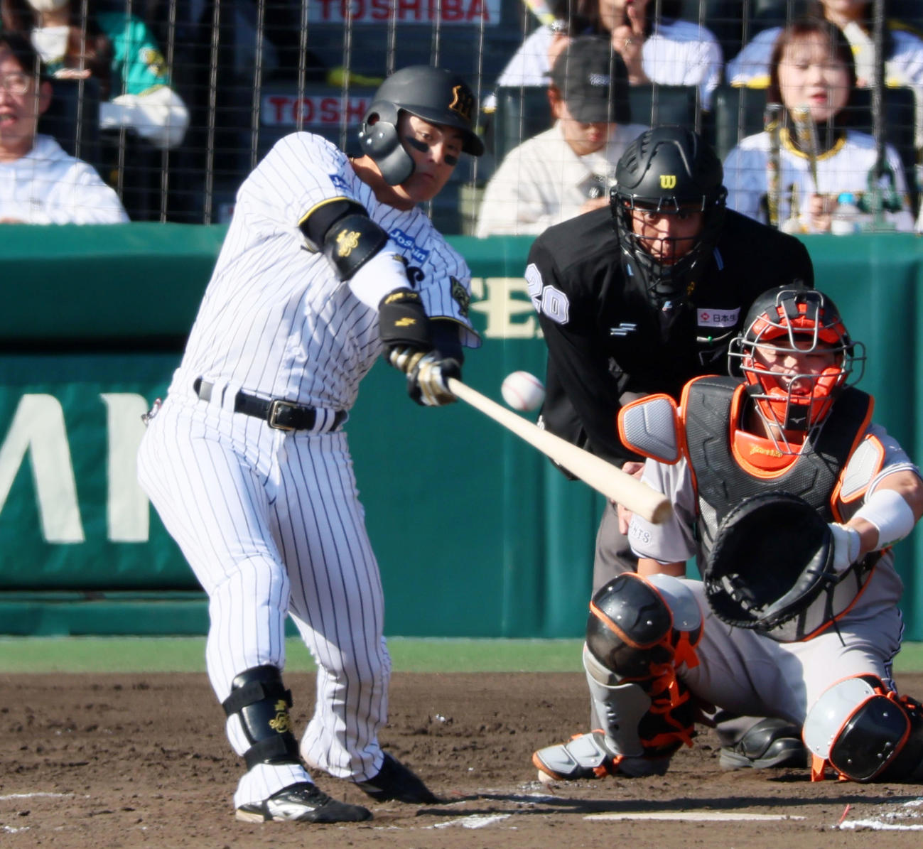 阪神対巨人　7回裏阪神無死一塁、前川は右前打を放つ（撮影・加藤哉）
