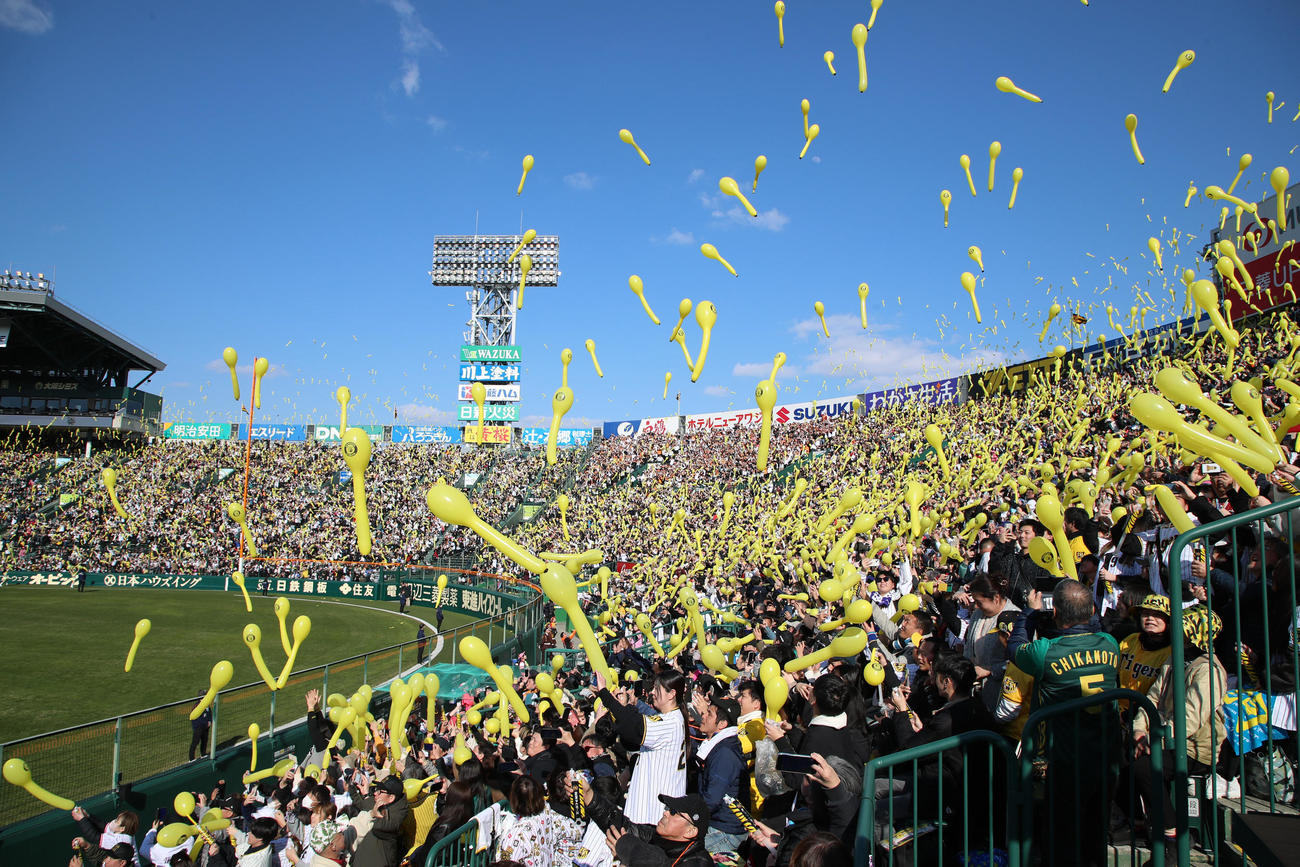 阪神対巨人　7回裏、黄色いジェット風船が上がった甲子園（撮影・加藤哉）