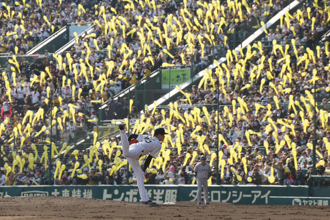 阪神対巨人　7回表、ジェット風船を背に力投する阪神才木（撮影・前田充）