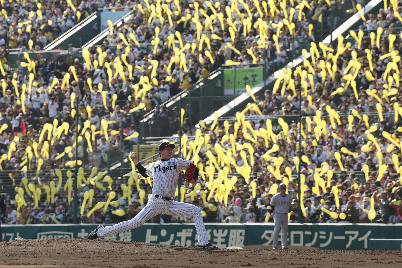 阪神対巨人　7回表、ジェット風船を背に力投する阪神才木（撮影・前田充）