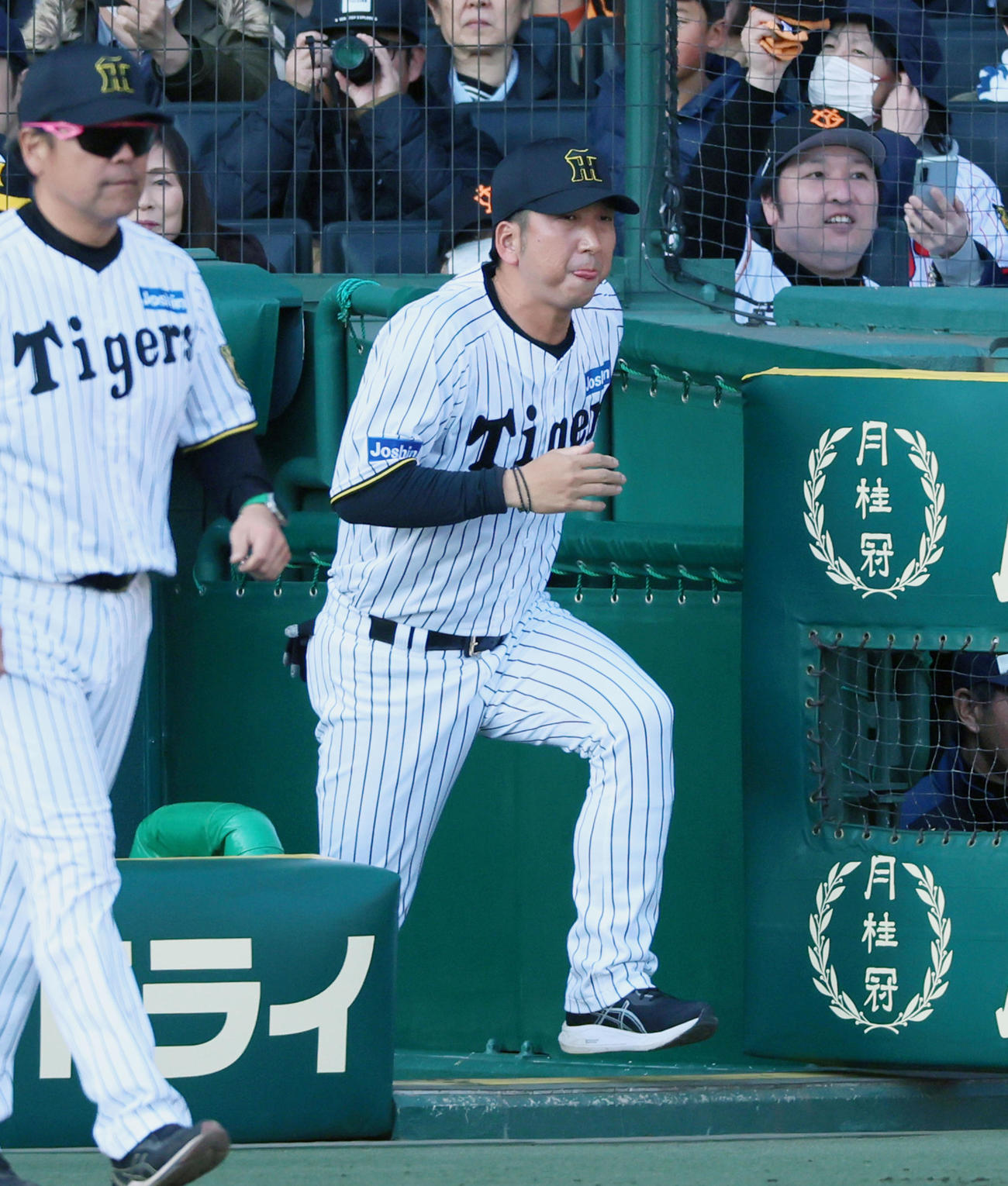 阪神対巨人　巨人に敗れファンへのあいさつに向かう藤川監督（撮影・加藤哉）