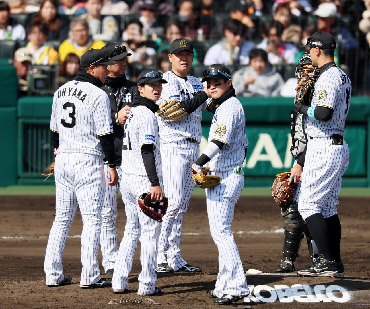 阪神対巨人　3回表巨人2死一、三塁、打者キャベッジを迎えたところで藤川監督（左から2人目）が先発西勇へ降板を告げる（撮影・加藤哉）