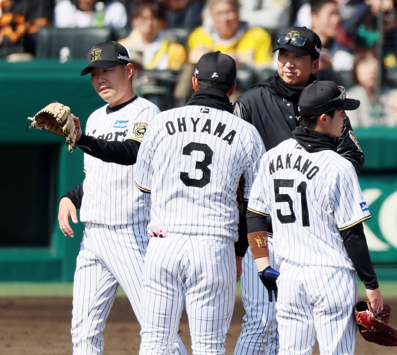 阪神対巨人　3回表巨人2死一、三塁、打者キャベッジを迎えたところで藤川監督が先発西勇（左端）へ降板を告げる（撮影・加藤哉）