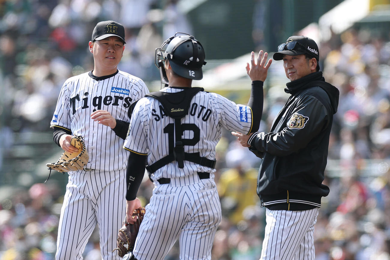 阪神対巨人　3回表巨人2死一、三塁、西勇（左）に交代を告げる藤川監督（右）（撮影・前田充）