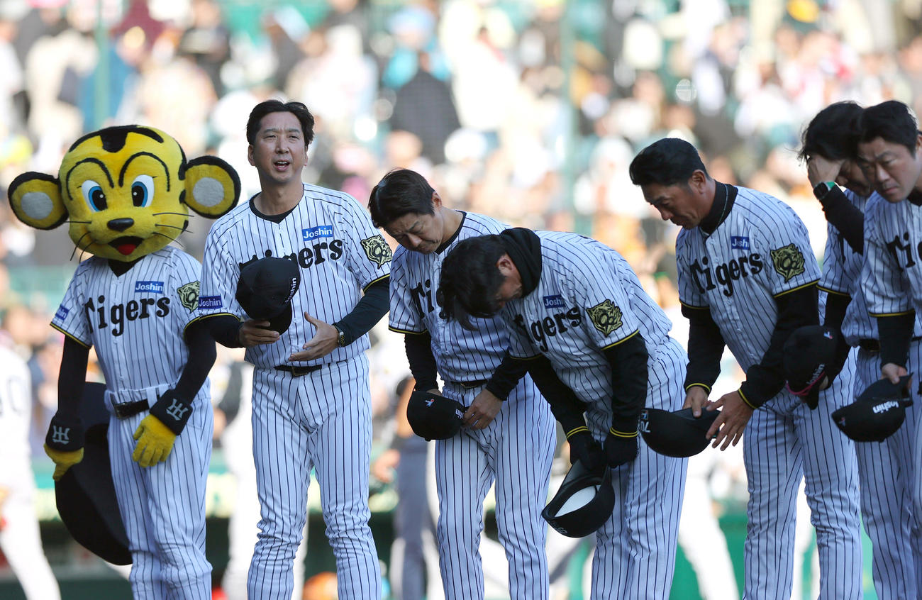 阪神対巨人　巨人に敗れあいさつする阪神藤川監督（左）ら（撮影・上山淳一）