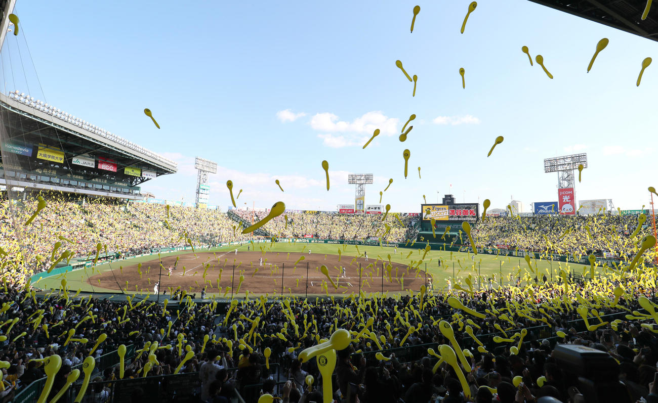 阪神対巨人　ジェット風船を飛ばして盛り上がる阪神ファン（撮影・上山淳一）