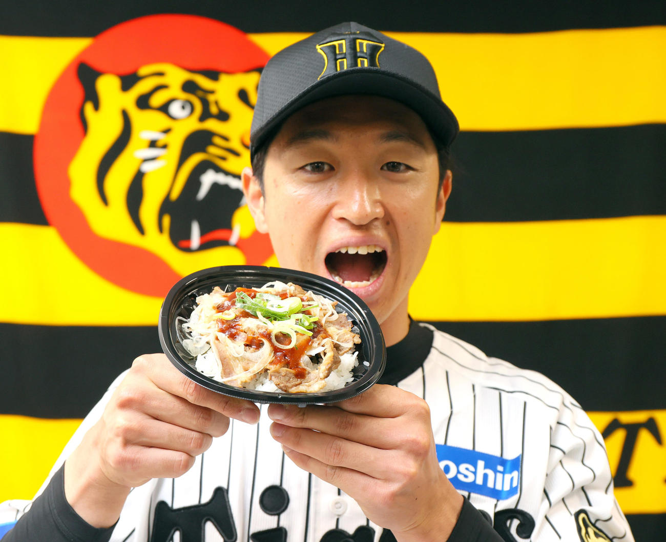 阪神近本は「近本のさっぱり牛カルビ丼～淡路島産たまねぎ盛り・デミ風ソースver．～」の紹介する（撮影・上山淳一）