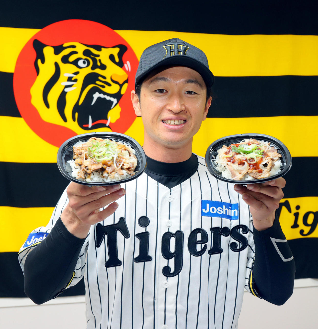 阪神近本は「近本のさっぱり牛カルビ丼～淡路島産たまねぎ盛り・通常ver．（左）とデミ風ソースver．～」の紹介する（撮影・上山淳一）