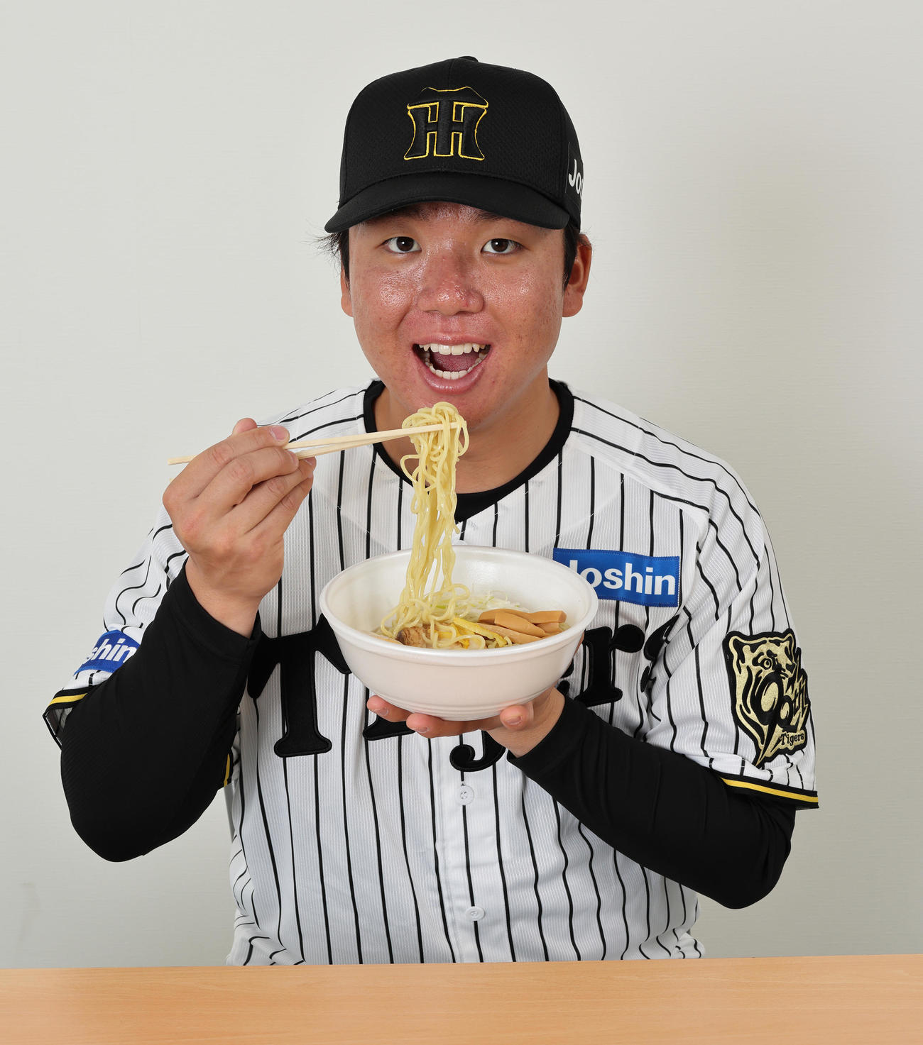 ラオタ村上の柚子香るさっぱり塩ラーメン（阪神電鉄提供）