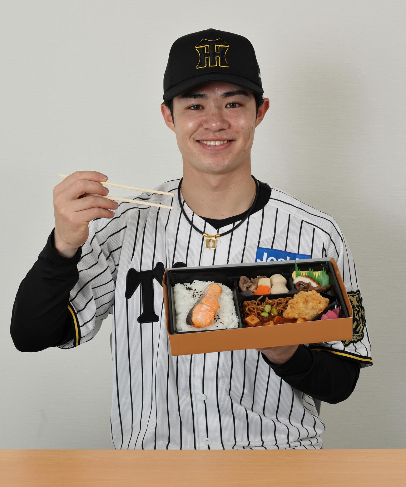 阪神中野、東北周遊！中野の具だくさんシャケ弁当（阪神電鉄提供）