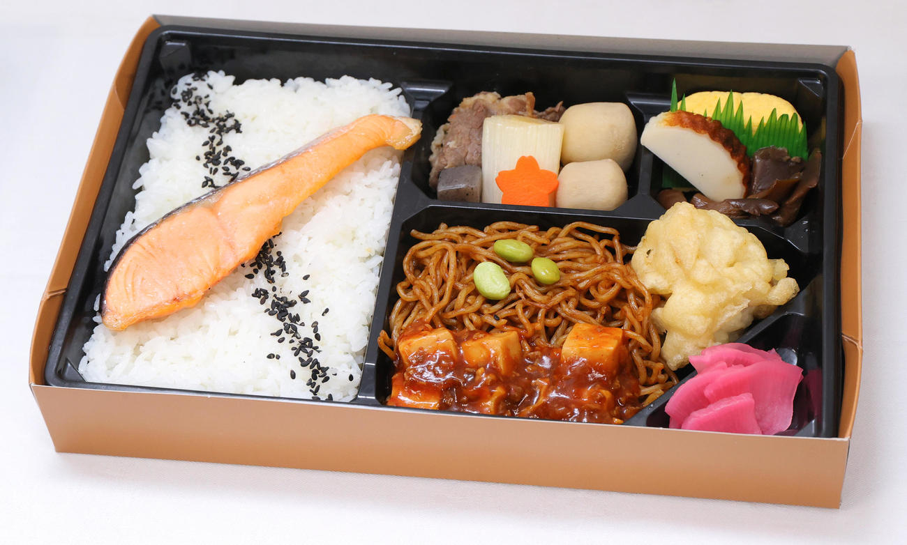東北周遊！中野の具だくさんシャケ弁当（撮影・上山淳一）