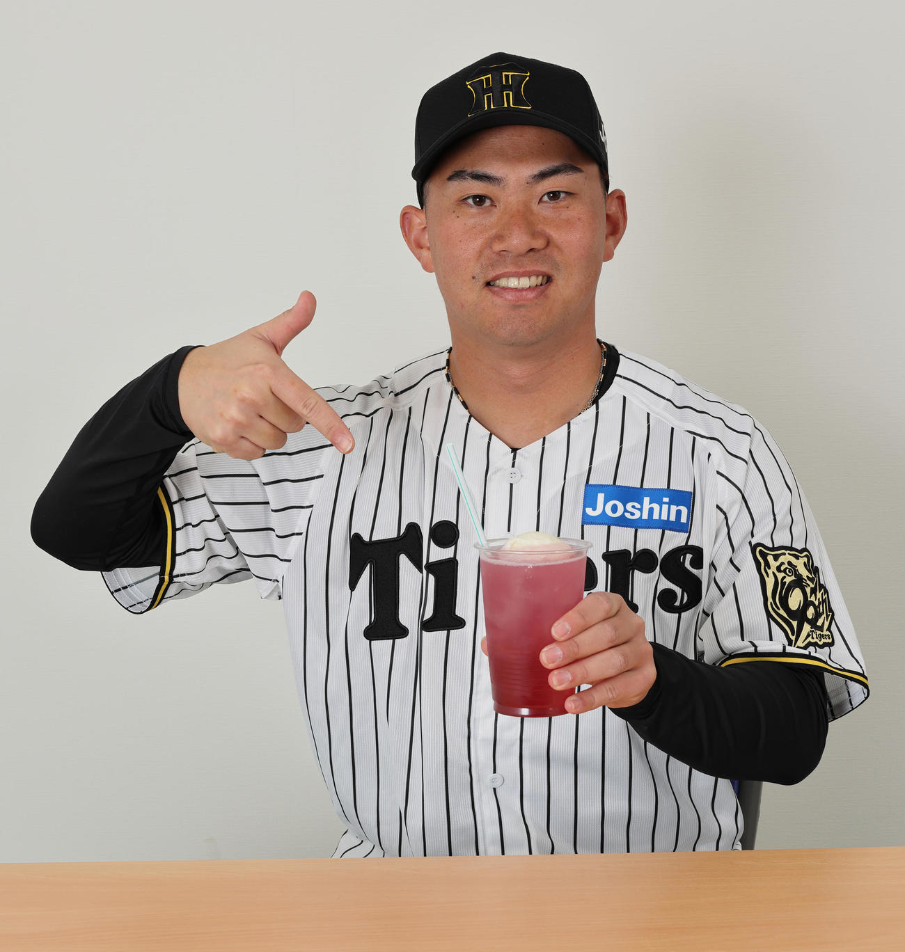 鉄腕・桐敷のヨーグルトアイス巨峰サワー（阪神電鉄提供）
