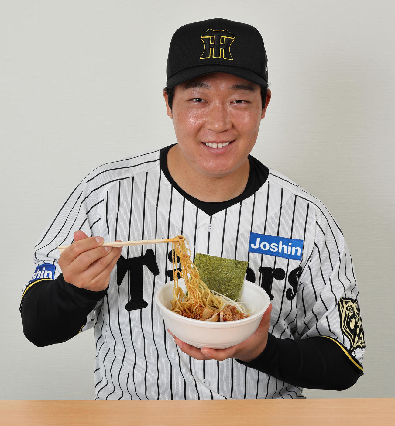 大願成就！大山のイチオシ濃厚油そば（阪神電鉄提供）