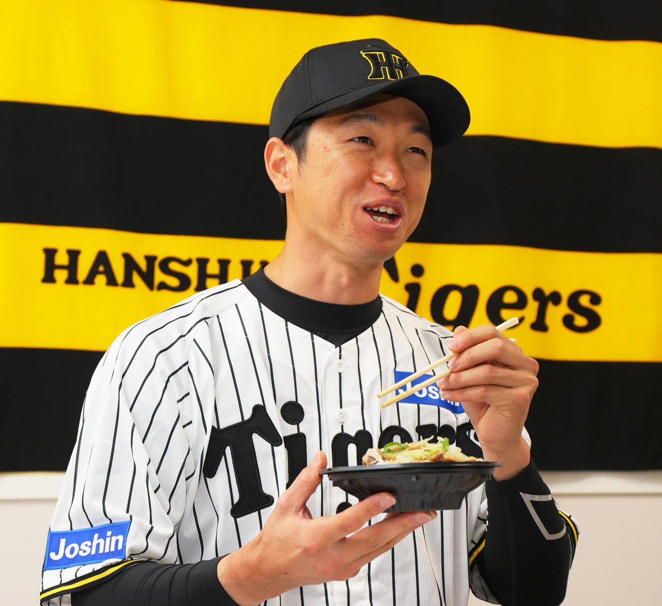 阪神近本は「近本のさっぱり牛カルビ丼」の試食をする（撮影・上山淳一）